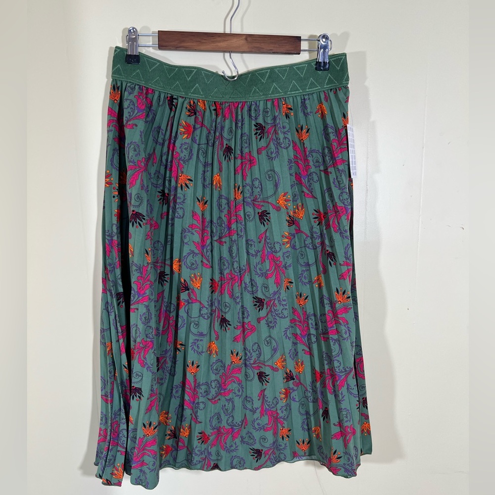 LuLaRoe Jill Skirt, Pleated Paisley green Floral, size Large NWT
